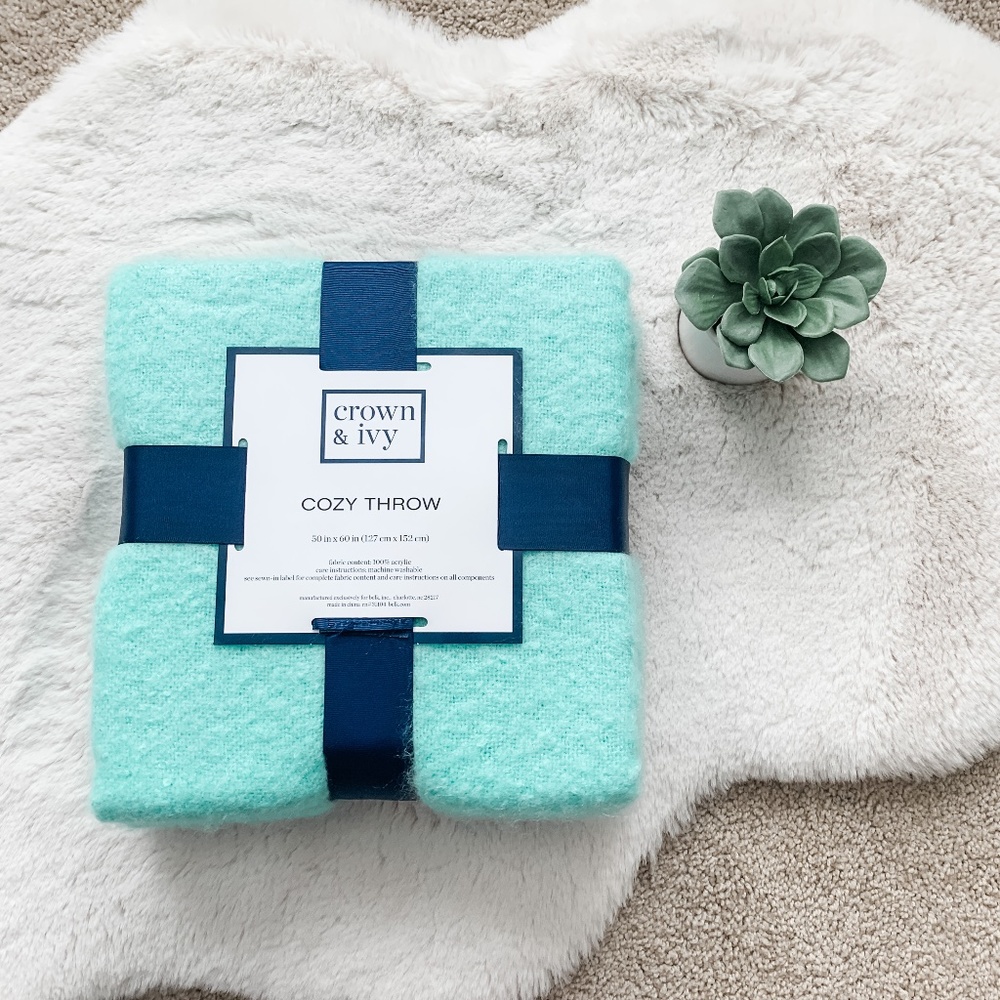NWT Crown & Ivy Turquoise Cosy Throw